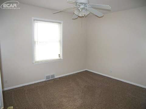4472 Lapeer Road Burton, MI 48509 - Photo 11 of 16 20428004-10.JPG