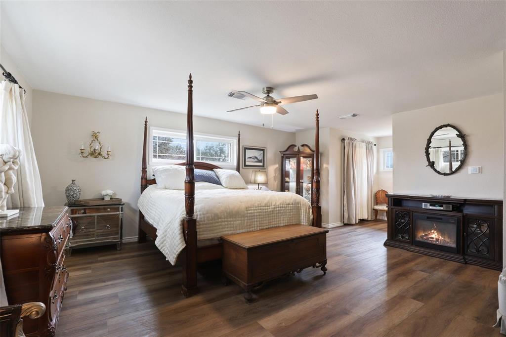 110 Vanshire Road West Lakeside, TX 76108 - Photo 17 of 34 a bed room with a bed and a table