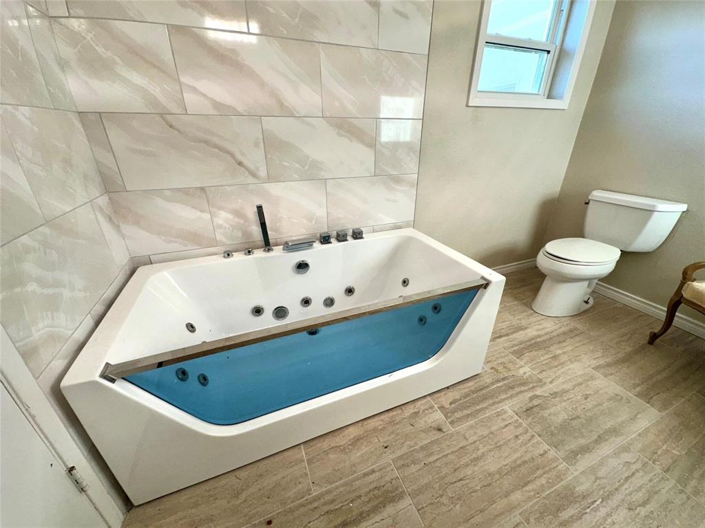 110 Vanshire Road West Lakeside, TX 76108 - Photo 18 of 34 a bathroom with a tub sink and toilet