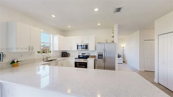 $4,000 | 2333 Southeast 28th Street, Homestead, FL 33035