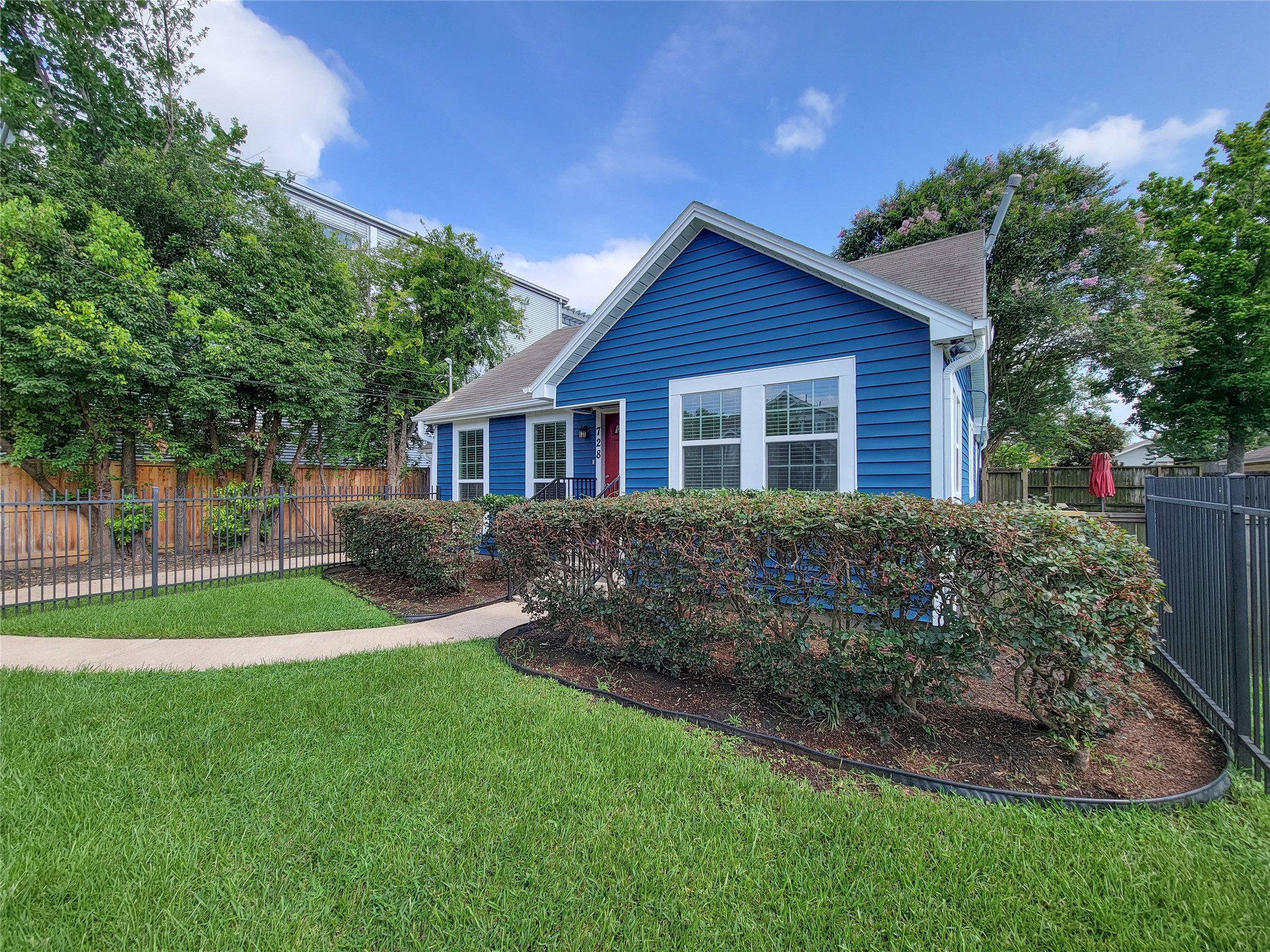 728 East 13th Street Houston, TX 77008 - Photo 2 of 26