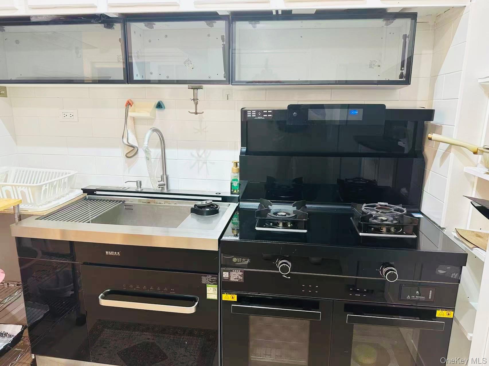 64-74 Saunders Street, Unit 2D Queens, NY 11374 - Photo 6 of 10 a close view of stove