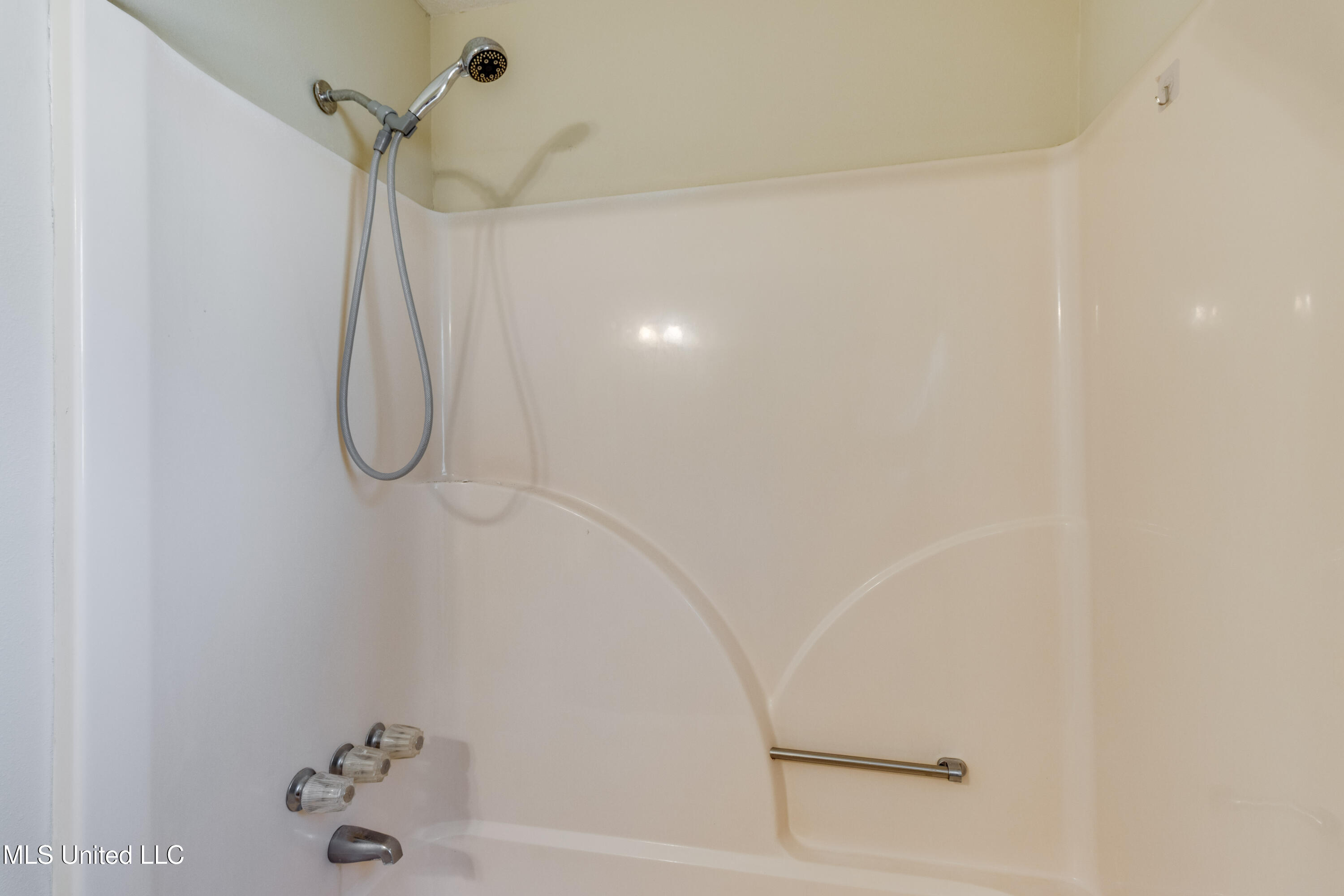 7322 Analii Street Diamondhead, MS 39525 - Photo 21 of 27 Shower/Tub Combo Bath 2