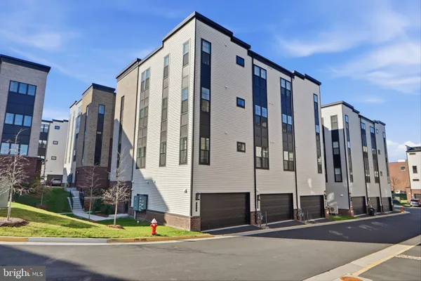 $914,999 | 22171 Springside Terrace, Unit 300, Ashburn, VA 20148