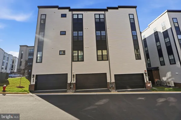 $914,999 | 22171 Springside Terrace, Unit 300, Ashburn, VA 20148