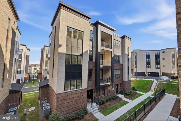 $914,999 | 22171 Springside Terrace, Unit 300, Ashburn, VA 20148