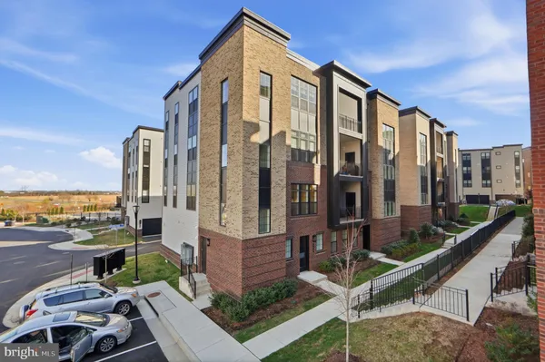 $914,999 | 22171 Springside Terrace, Unit 300, Ashburn, VA 20148
