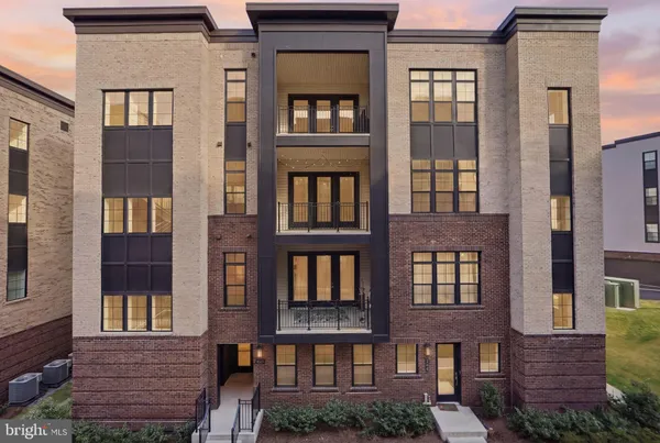 $914,999 | 22171 Springside Terrace, Unit 300, Ashburn, VA 20148