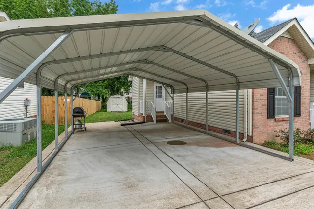 a view of a backyard