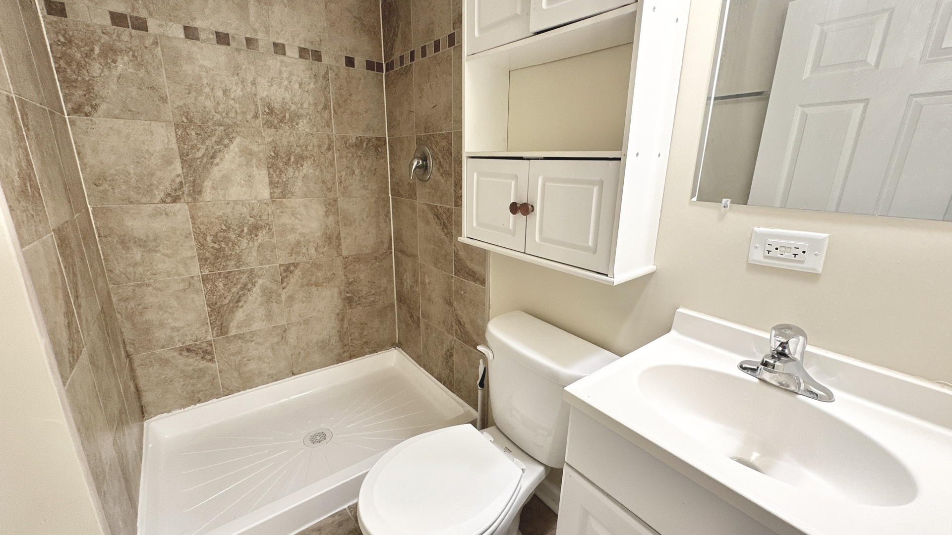 21209 Oak Street Matteson, IL 60443 - Photo 14 of 18 a bathroom with a sink toilet and shower