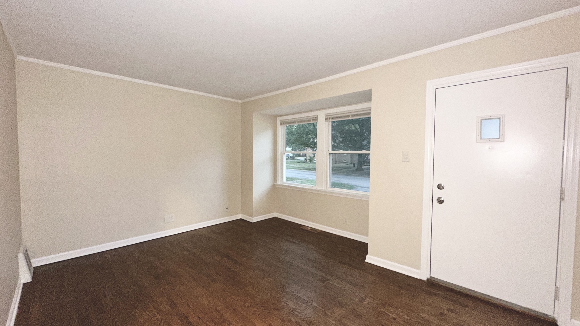 21209 Oak Street Matteson, IL 60443 - Photo 3 of 18 an empty room with wooden floor and windows