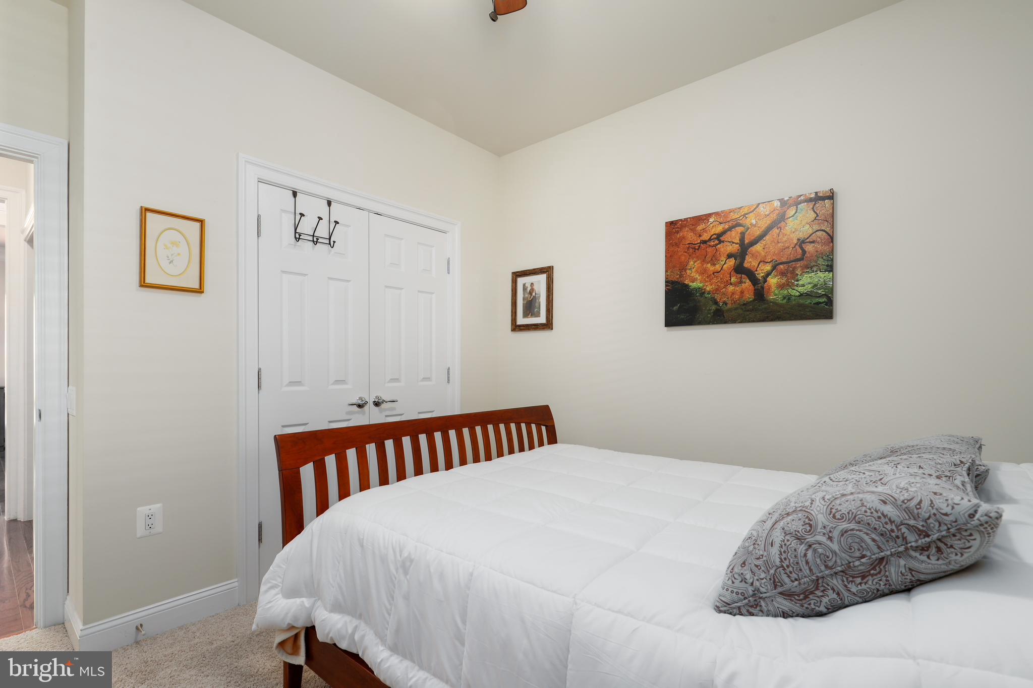44268 Panther Ridge Drive Ashburn, VA 20147 - Photo 20 of 32 a bedroom with a bed and a window