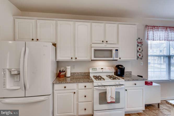 901 McCune Road Baltimore, MD 21220 - Photo 7 of 28 Gas cooking and built in microwave