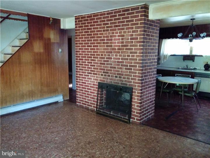 9235 Andover Road Philadelphia, PA 19114 - Photo 8 of 11 Living Room