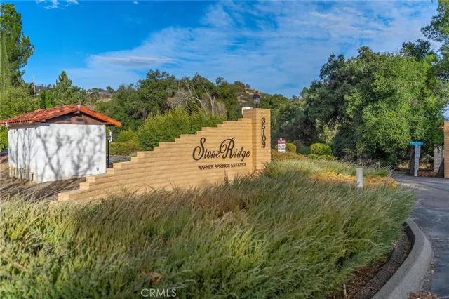 a view of a back yard