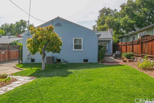 1446 North Harding Avenue Pasadena, CA 91104 - Photo 23 of 26 a backyard of a house with table and chairs