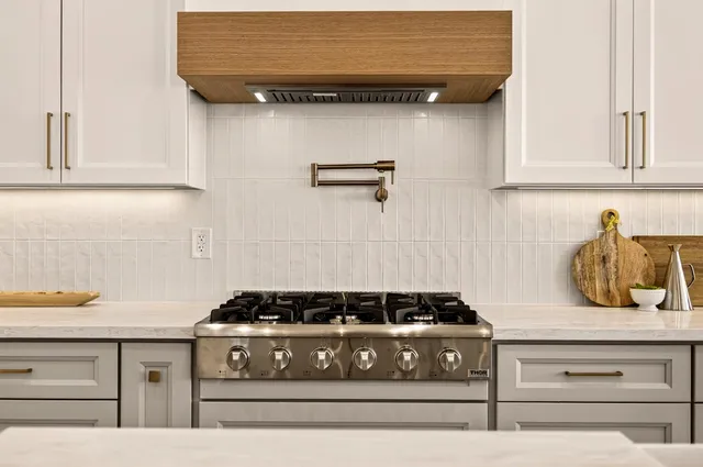 a view of a house with backyard and garden