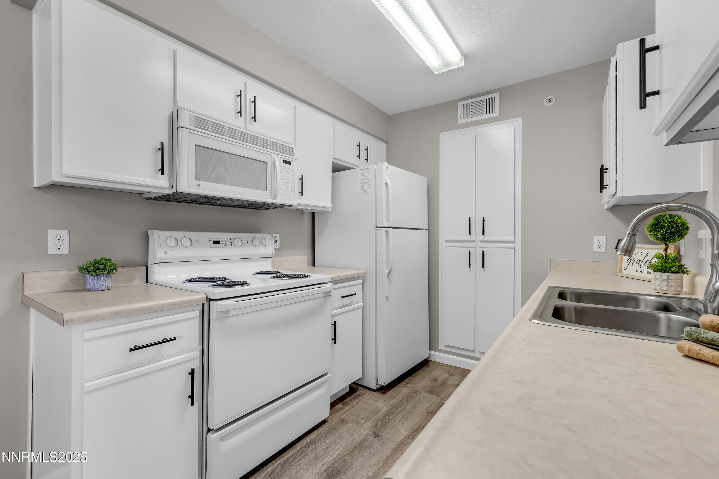 6850 Sharlands Avenue, Unit W 2133 Reno, NV 89523 - Photo 9 of 24 Sharlands W2133 kitchen 2