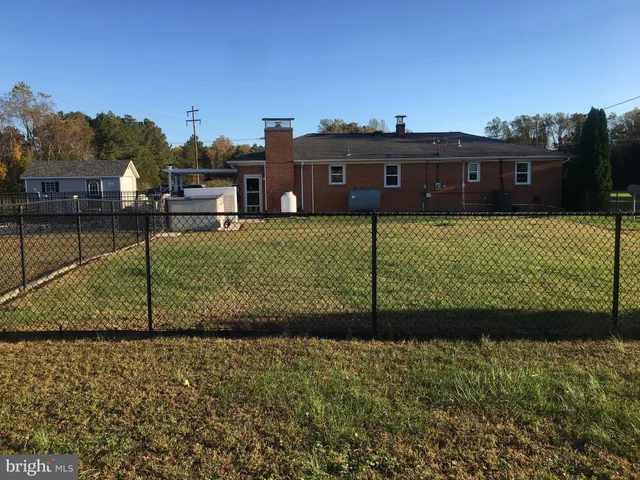 a view of a back yard