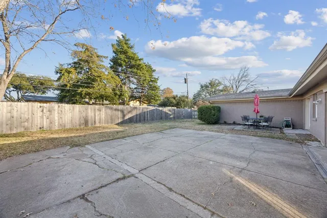 a view of a backyard