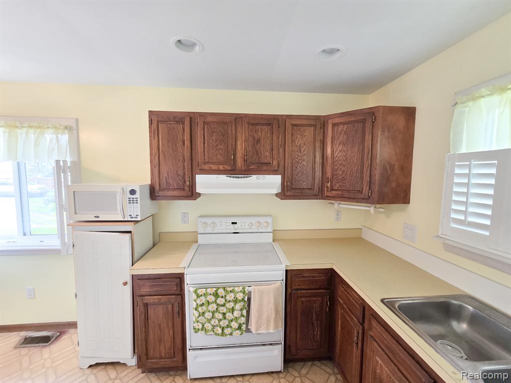 12929 Matthews Street Carleton, MI 48117 - Photo 11 of 64