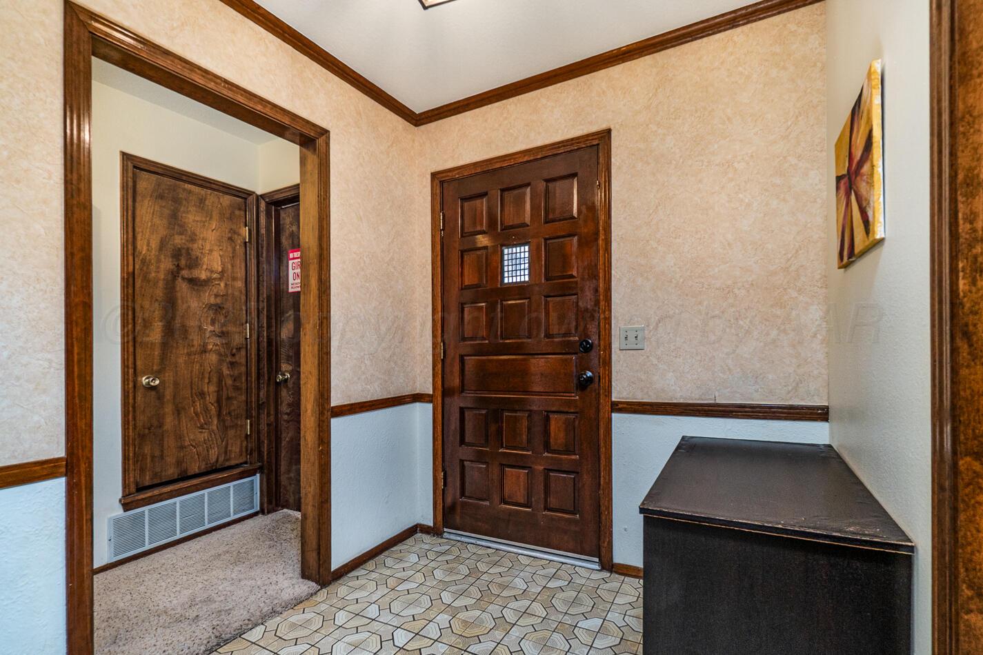5702 South Milam Street Amarillo, TX 79110 - Photo 7 of 22 a view of walk in closet