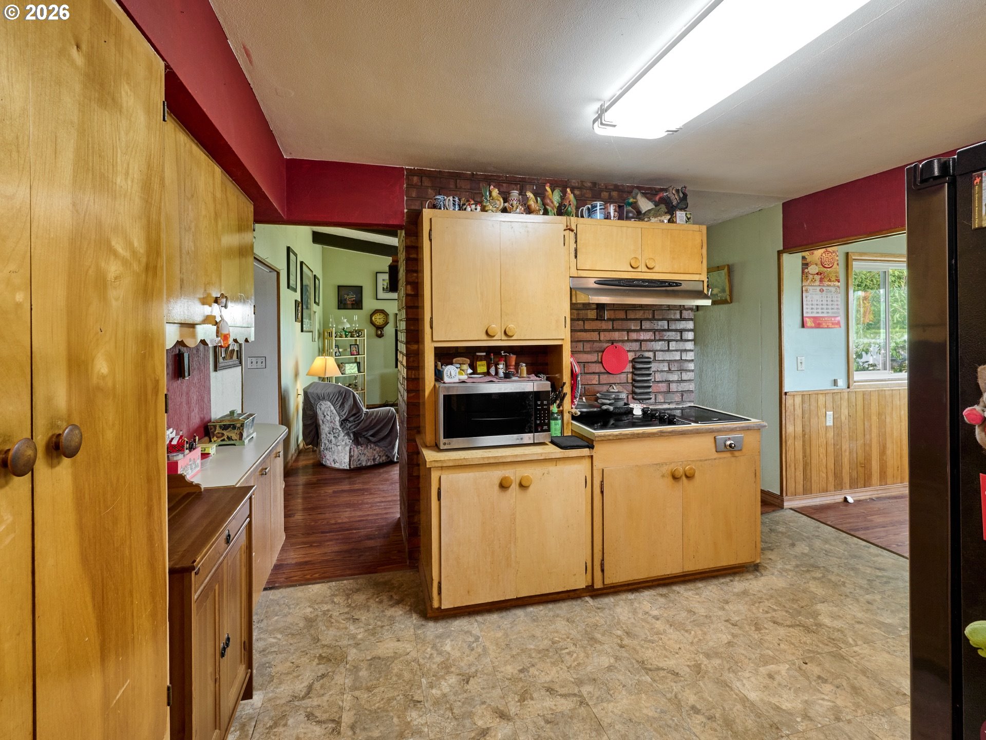 5724 South Anderson Road Aurora, OR 97002 - Photo 7 of 46 a kitchen with sink refrigerator and window