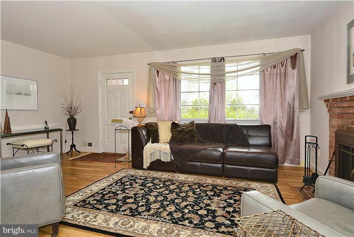 515 Kerwin Court Silver Spring, MD 20901 - Photo 3 of 15 Living Room