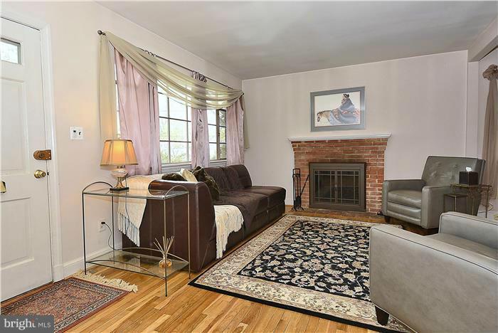 515 Kerwin Court Silver Spring, MD 20901 - Photo 4 of 15 Living Room