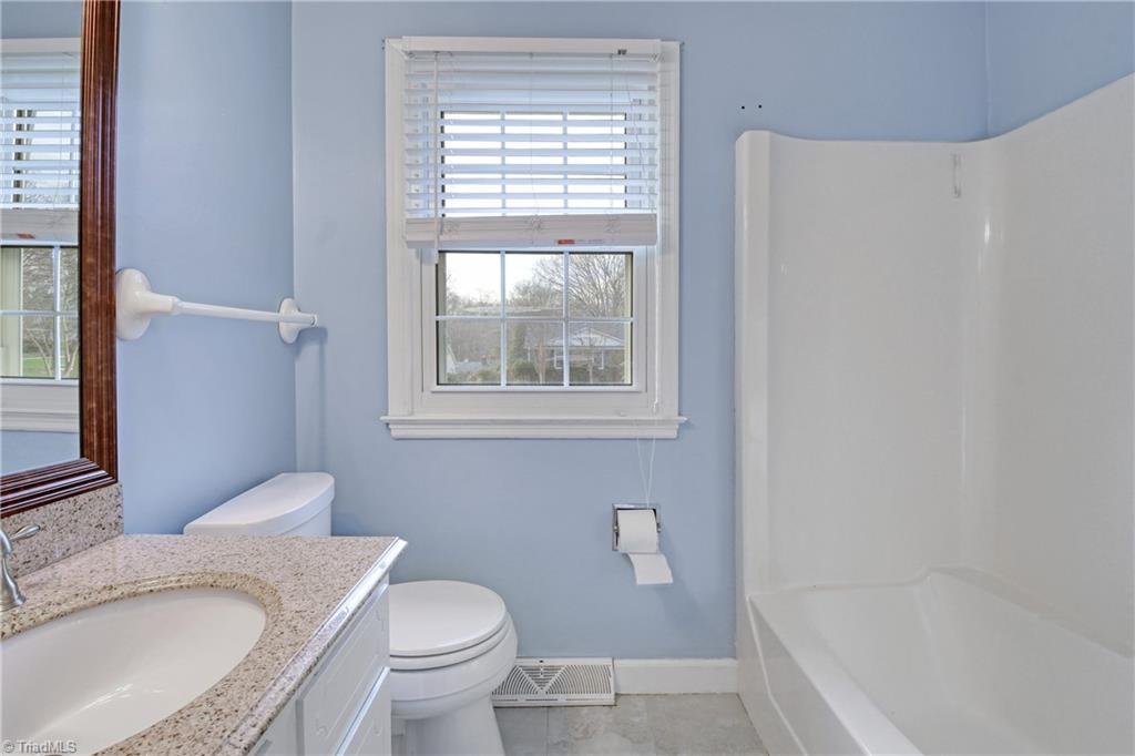 241 Flintshire Road Winston-Salem, NC 27104 - Photo 17 of 25 Gallery Image 17