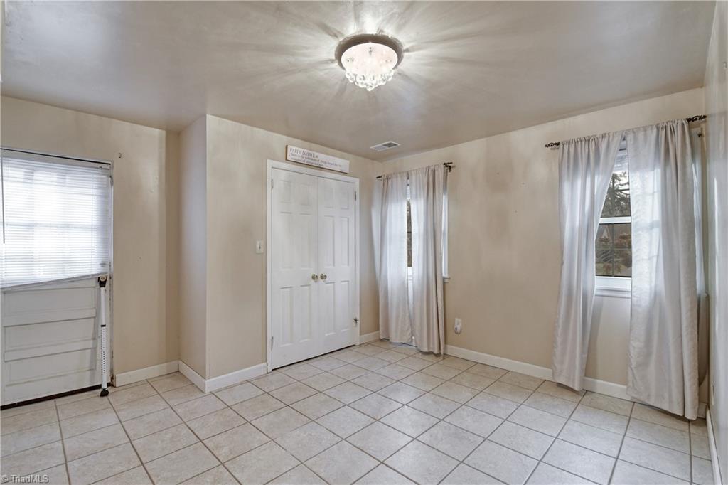 241 Flintshire Road Winston-Salem, NC 27104 - Photo 6 of 25 Gallery Image 6