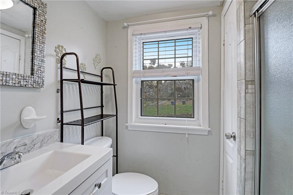 241 Flintshire Road Winston-Salem, NC 27104 - Photo 8 of 25 Gallery Image 8