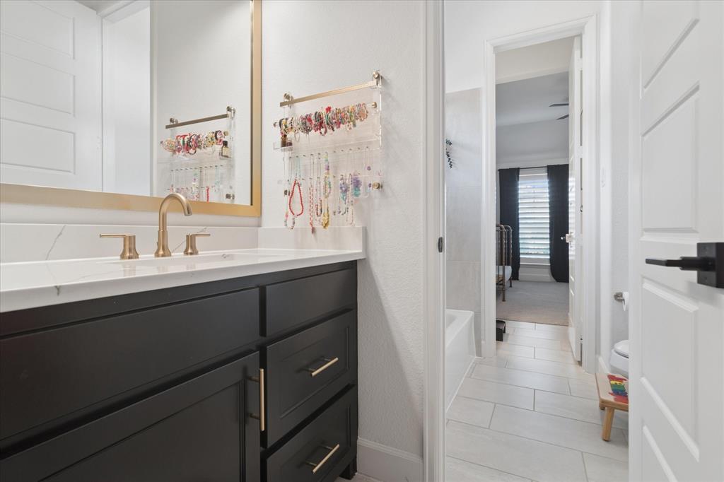 582 Broadleaf Way Haslet, TX 76052 - Photo 26 of 40 Hollywood Bath between 2 secondary bedrooms offers separate vanities with sinks, shared bathtub, shower and toilet area.