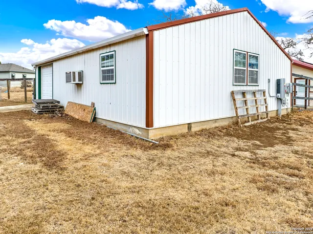 a view of a house with backyard