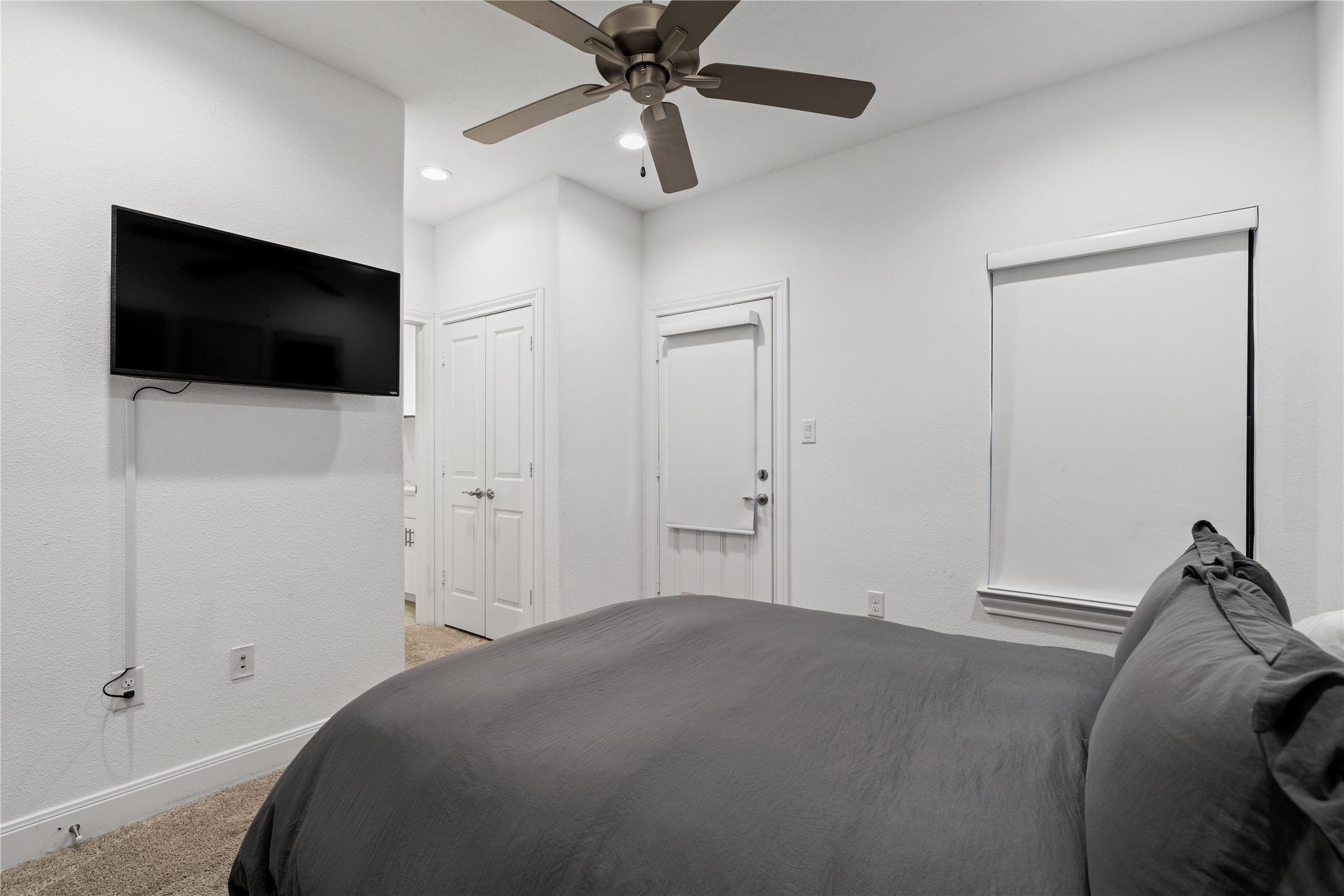 3319 Beverly Forest Drive Houston, TX 77057 - Photo 5 of 32 a view of a livingroom with a flat screen tv