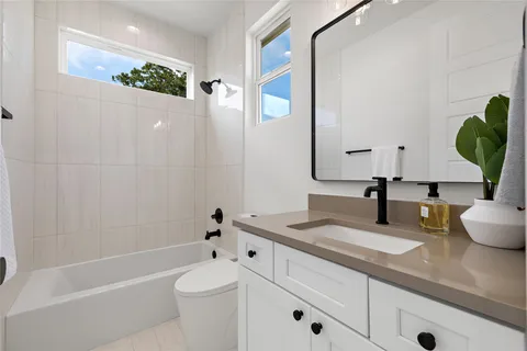 $1,099,000 | 1702 Pennsylvania Avenue, Austin, TX 78702