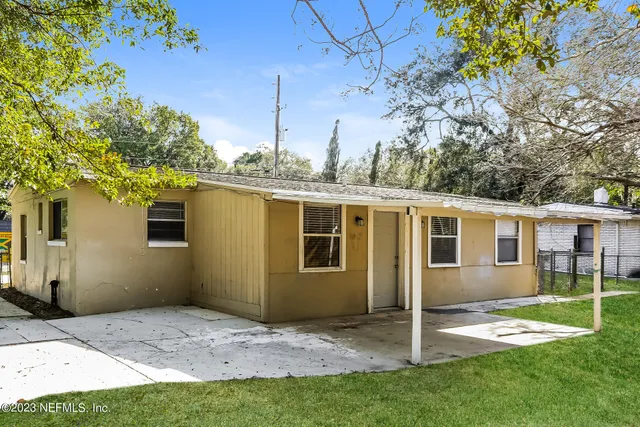 a view of a house with a yard