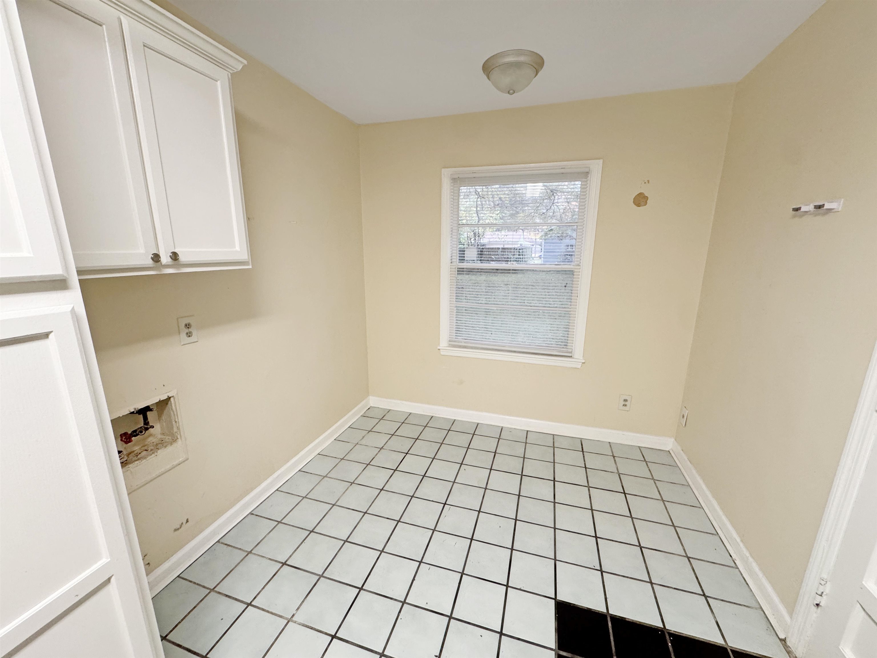 1519 South White Station Road Memphis, TN 38117 - Photo 22 of 31 a view of an empty room and window