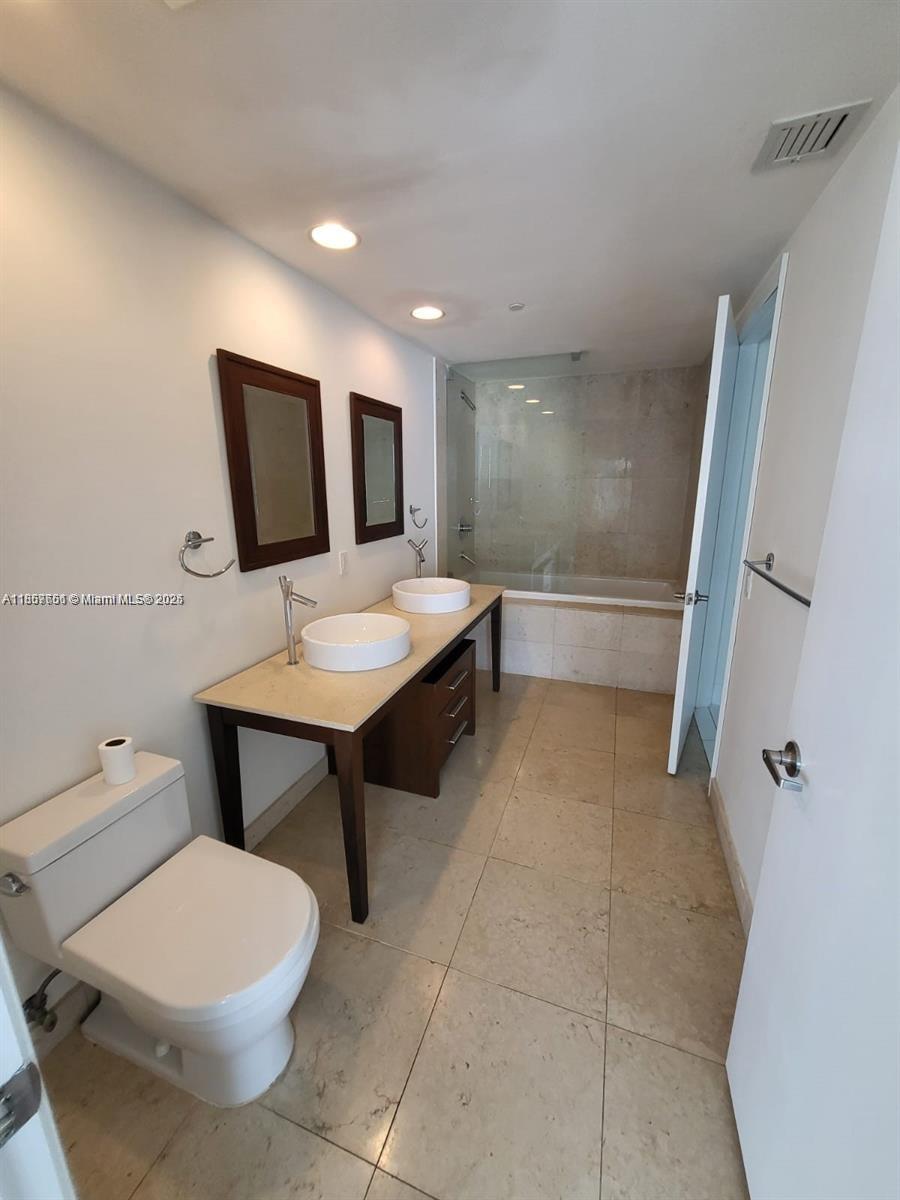 485 Brickell Avenue, Unit 4103 Miami, FL 33131 - Photo 10 of 13 a bathroom with a toilet a sink and a bathtub