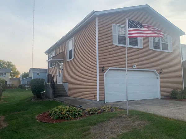 $335,000 | 381 Thorncliff Lane, Glendale Heights, IL 60139