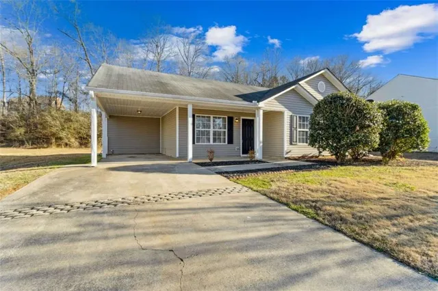 a view of a house with a yard