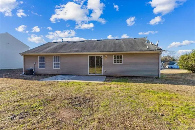 a view of a house with a backyard