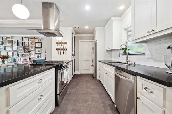 $2,950 | 1110 Stonecrest Drive, Houston, TX 77018