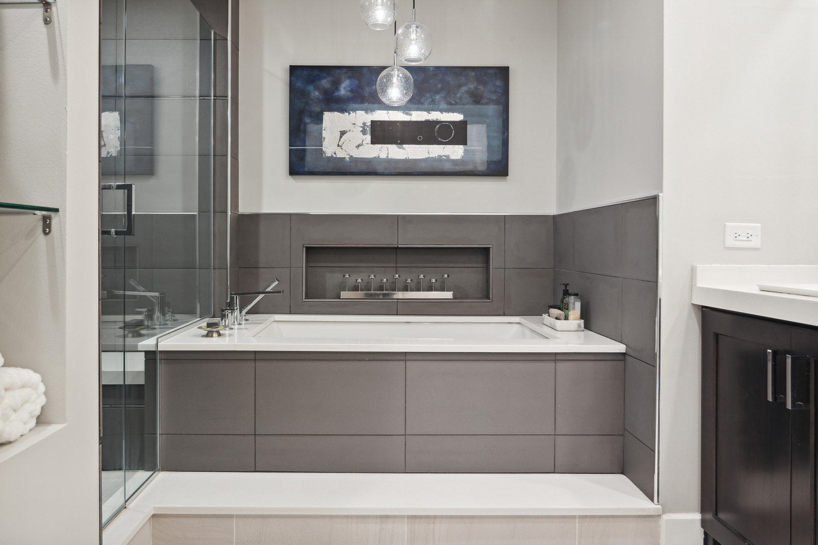 1211 South Prairie Avenue, Unit 606 Chicago, IL 60605 - Photo 19 of 44 a bathroom with a sink and a mirror