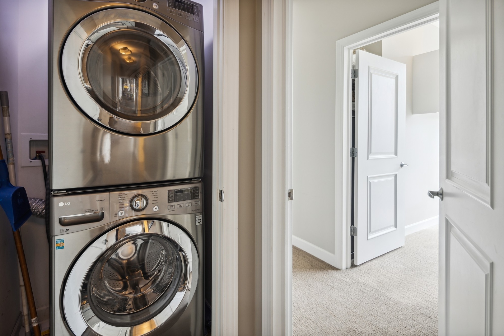 1211 South Prairie Avenue, Unit 606 Chicago, IL 60605 - Photo 26 of 44 a utility room with dryer and washer