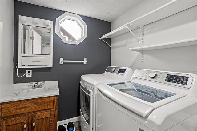 $285,000 | 1184 Delaware Street, Tonganoxie, KS 66086