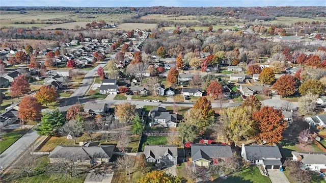 $285,000 | 1184 Delaware Street, Tonganoxie, KS 66086