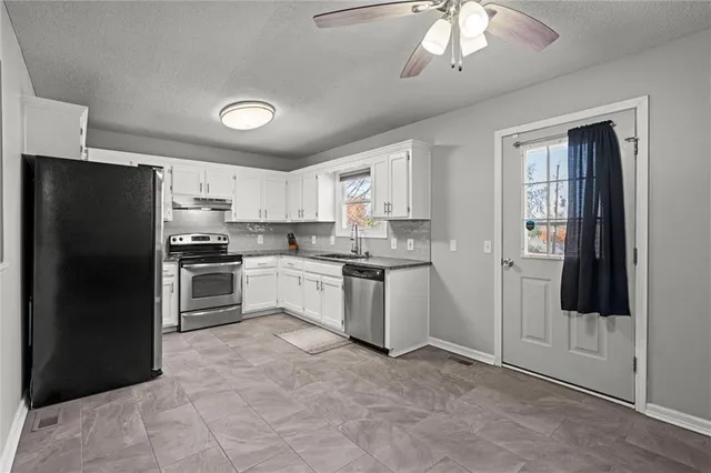 $285,000 | 1184 Delaware Street, Tonganoxie, KS 66086