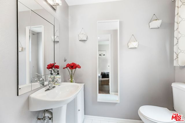 $935,000 | 2247 20th Street, Unit 2, Santa Monica, CA 90405