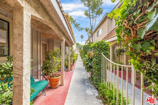 $935,000 | 2247 20th Street, Unit 2, Santa Monica, CA 90405